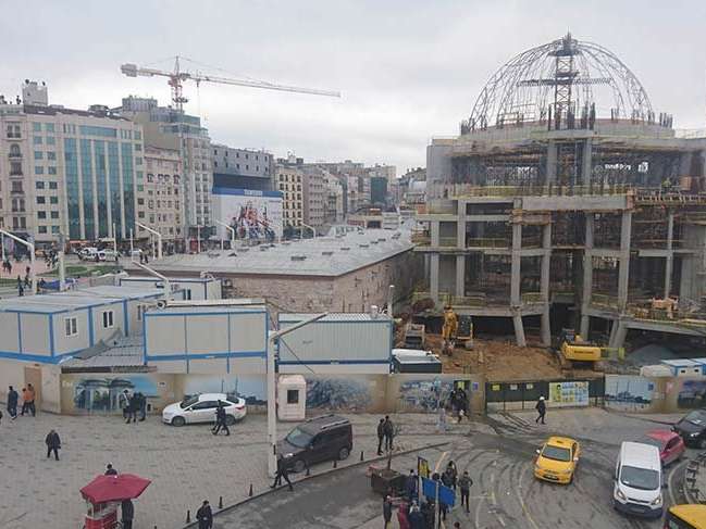 Taksim'deki caminin kubbesi yükseliyor
