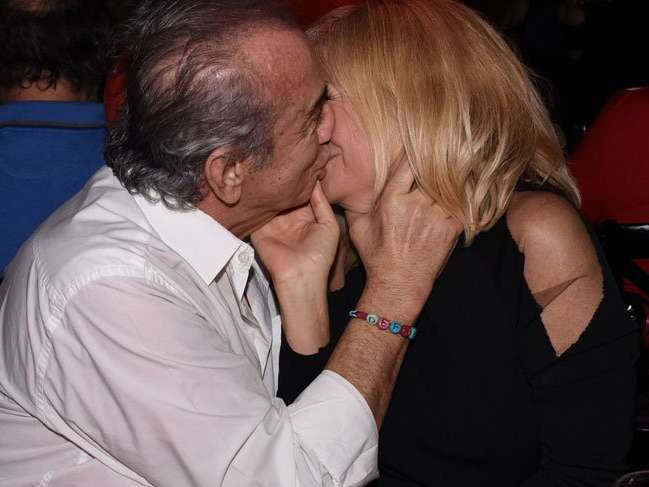 Erhan Yazıcıoğlu eşi Müge Yazıcıoğlu'nu öpücüklere boğdu