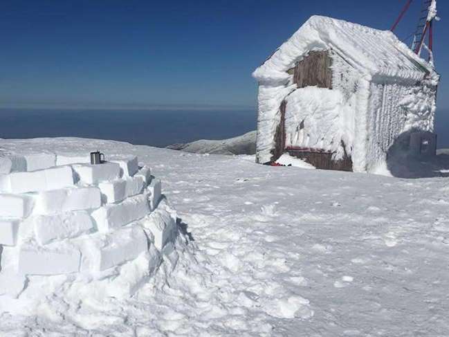 İzmir'deki Bozdağ zirvesine Eskimo evi yaptı