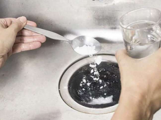 Mutfak lavabosundaki kötü kokuları bitirecek 8 pratik yol