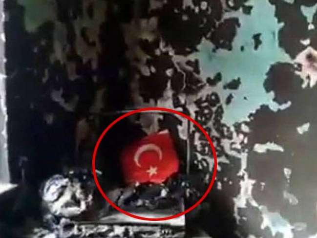 Yangında eşyalar kül olurken, Türk bayrağı yanmadı