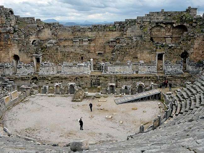 İki bin yıllık antik tiyatroya ilk restorasyon