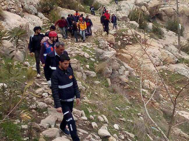 Cizre’de Kasrik kayalıklarına çıkan genç düşerek yaralandı