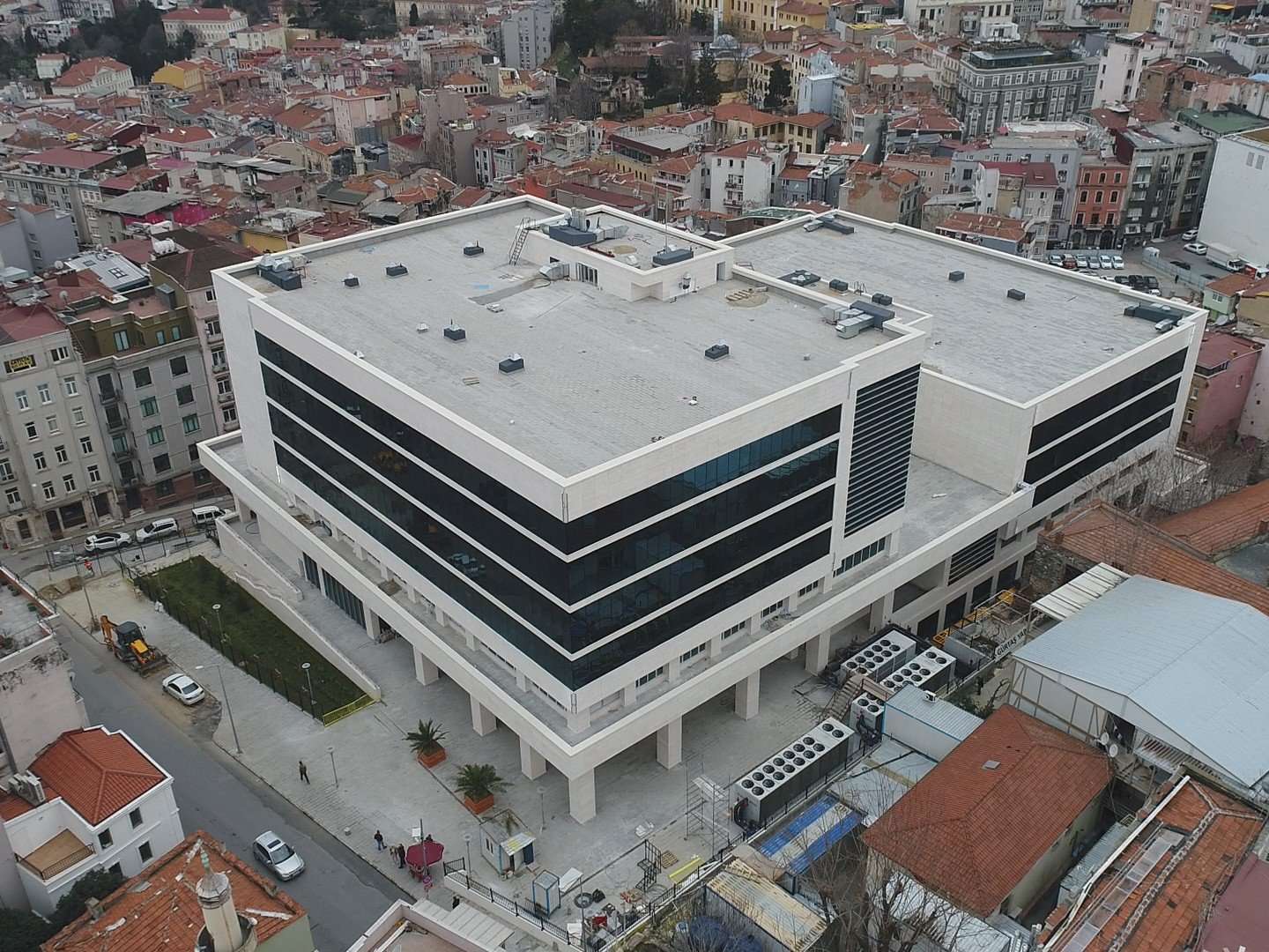 Yeniden inşa edilen Taksim İlk Yardım Hastanesi'nin son durumu havadan görüntülendi