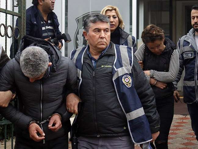 Antalya'da yaşlı adama, çıplak kadınlı şantaj iddiası! Kasketle işaret verdiği polis, şantajcı çifti gözaltına aldı