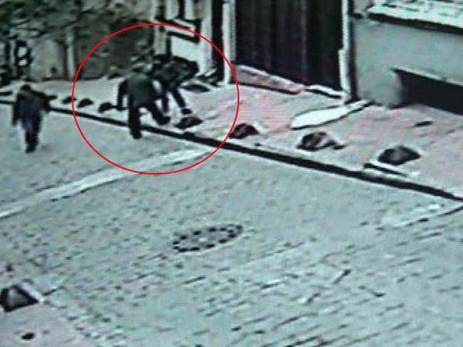 Beyoğlu’nda kadına bıçaklı saldırı kamerada