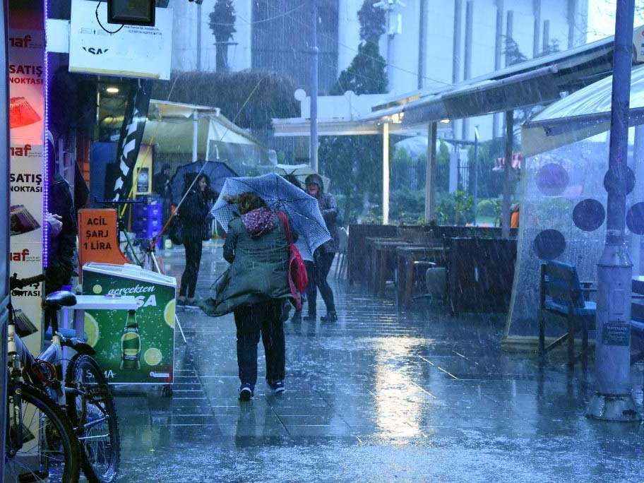 İzmir'de hava durumu! Fırtına ve sağanak etkili oldu