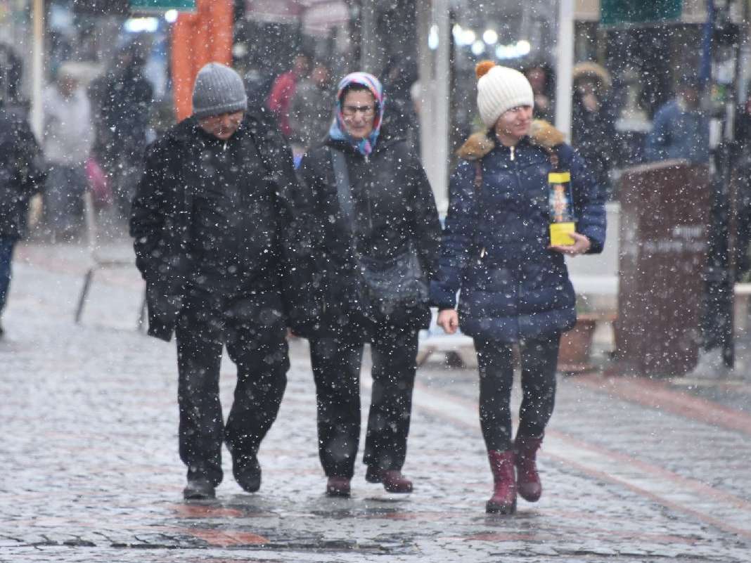 Bolu, Çanakkale ve Edirne'de kar yağışı (Yurtta hava durumu)