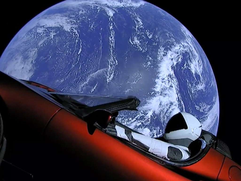 Falcon Heavy'nin uzaya götürdüğü Tesla Roadster’in konumunu takip edebilirsiniz