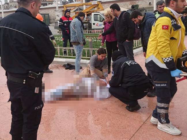 Taksim Meydanı'nda kendini yaktı!