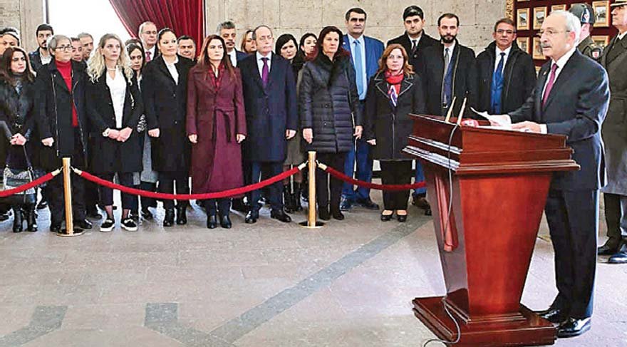 CHP lideri Kemal Kılıçdaroğlu, 36’ncı Olağan Kurultay’da seçilen yeni Parti Meclisi (PM) üyeleriyle önce Anıtkabir’i ziyaret etti ardından bir araya geldi.