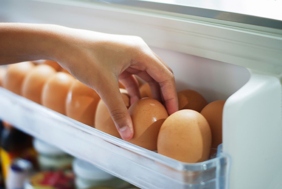 Yumurtanın piştikten sonra kabuğu ile birlikte riski yoktur. Ama pişmeden risk taşır. O nedenle yumurtayı aldığımızda aldığımız kutunun içerisinde muhafaza etmeliyiz. Genelde buzdolabının içerisindeki yumurta raflarına konulur ama bu doğru değildir.