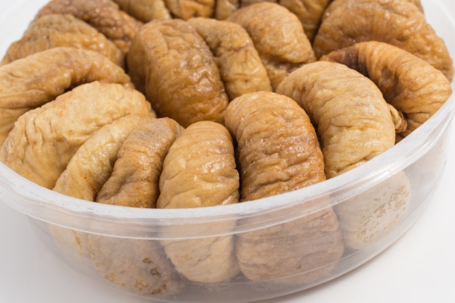 Kuruyemişçilerde gördüğümüz piyasalarda satılan kabukları beyaz tertemiz incirden uzak durulması gerekiyor. Peroksite bandırma işlemi yapan işçilerin sıkça sağlık sorunu yaşadığını, zehirlenme vakalarının görüldüğü, solunum güçlüğü çektikleri bilinmektedir. Zaten herhangi bir ilaç kullanmadan incirin bu şekilde beyaz veya açık krem renginde kalması mümkün değildir.