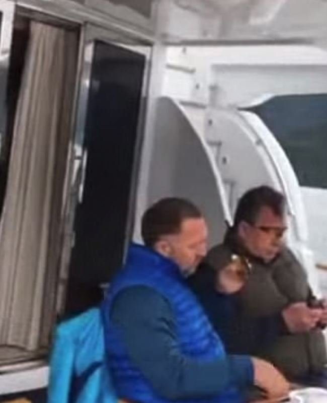 Videolarda Rus oligark (mavi ceketli) ile görüntülenen Rusya Başbakan Yardımcısı (gözlüklü), Kremlin'de kriz yarattı.