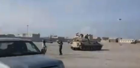 Suriye devlet televizyonu Suriye bayrağı taşıyan araçlardan oluşan bir konvoyun videosunu yayınladı.