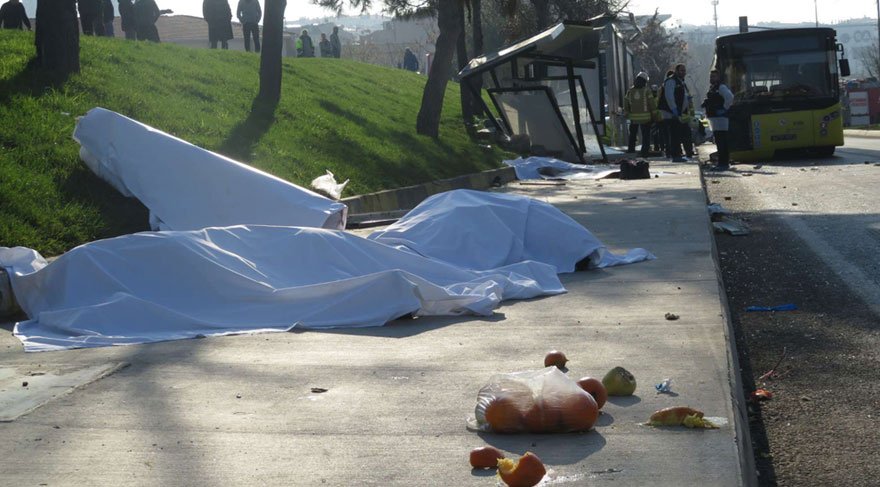 İstanbul'da otobüs durağa girdi: 3 kişi hayatını kaybetti... Kaza anı kamerada