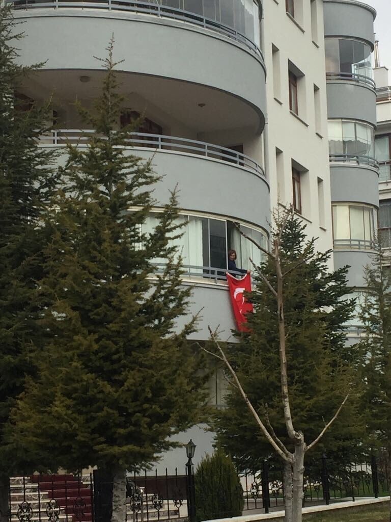 Selvi Kılıçdaroğlu'nun evine Türk bayrağı astığı an böyle görüntülendi.