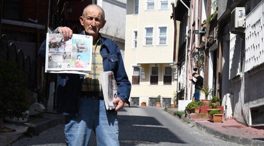 1 EKMEKLİK PARA KAZANIRDIM Hürriyet’in internet sitesi, Babıâli’nin ünlü foto muhabiri Hilmi Şahenk’in çektiği fotoğraftaki çocuğu buldu. Marangozluk yapan 1949 doğumlu Hayreddin Baş “Boş zamanlarımda gazete satardım. Gazeteleri satınca 30-35 kuruş verirlerdi. Bir ekmek ederdi. Alıp anneme götürürdüm” dedi.