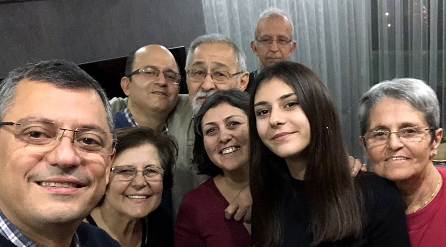 CHP Grup Başkanvekili Özgür Özel ailesiyle birlikte...