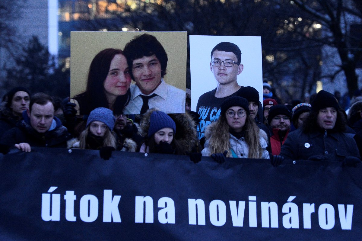 Kuciak ve nişanlısının evlerinde vurularak öldürülmesi, ülkede geniş çaplı protestolara neden oldu.