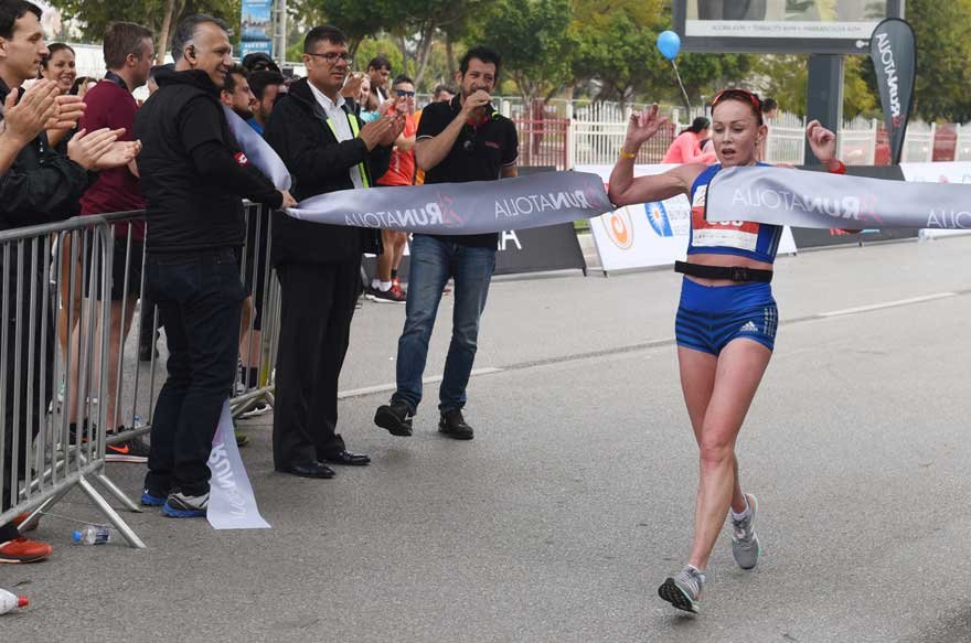 Maratonu kadınlarda Rus Olesya Nurgalieva kazandı. FOTOĞRAFLAR: UZAY TATAR