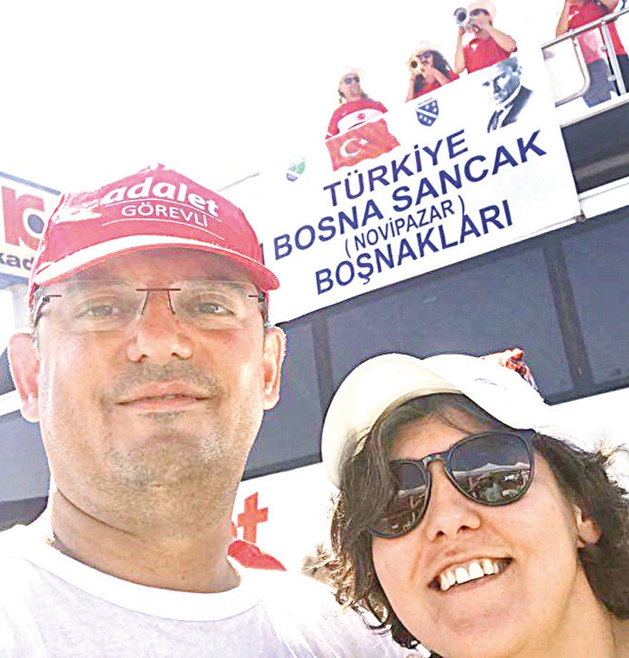 CHP Milletvekili Özgür Özel, Adalet Yürüyüşü’ne eşi ile birlikte katılmıştı.