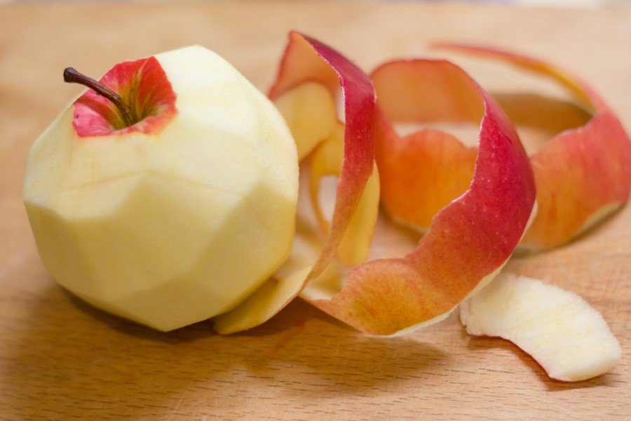 Elma kabuğu: Kurumuş elma kabuklarından muhteşem bir kış çayı hazırlayabilirsiniz. Alüminyum gereçlerdeki lekeleri temizlemek için kullanabilirsiniz. 5-10 dakika yüzünüzde beklettiğinizde yorgunluğunuzu alır ve cildinizi tazeler.