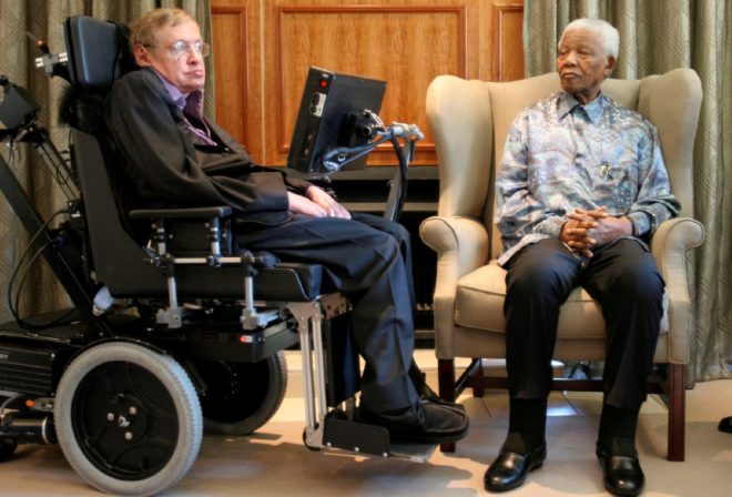 Hawking ve Nelson Mandela 2008'de Güney Afrika'da buluşmuştu.