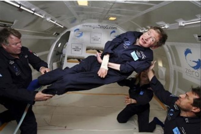 Hawking 2007'de yer çekimsiz ortam testine katılırken.