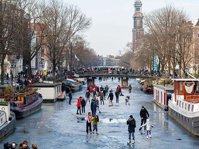 Amsterdam'da kanallar buz tuttu