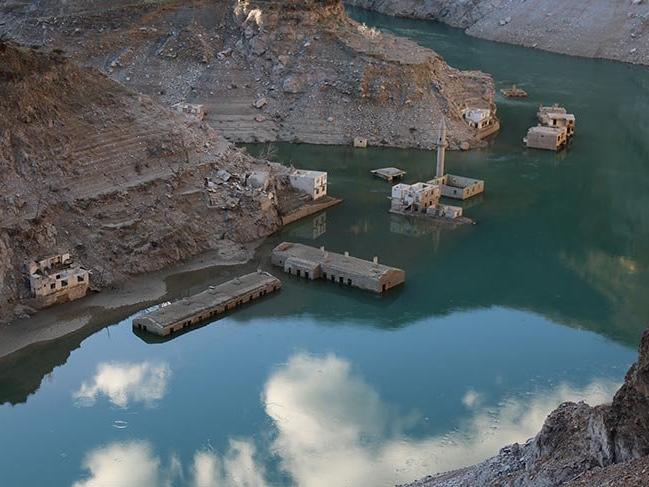 Artvin'de baraj suları çekilince köy ortaya çıktı