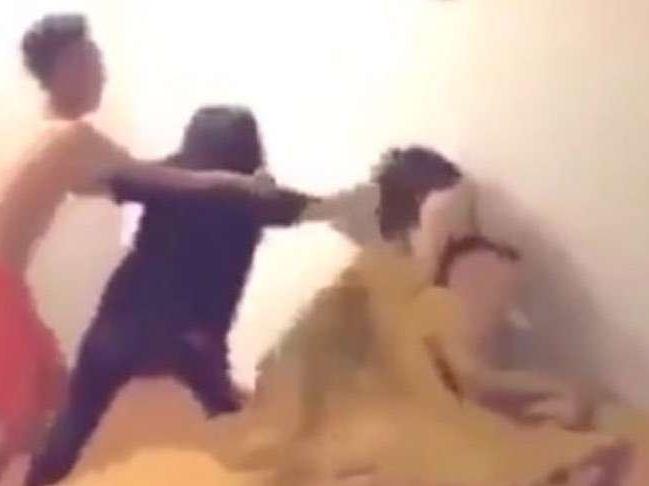 Kocası ve sevgilisini yatakta yakalayan kadının videosu sosyal medyaya damga vurdu