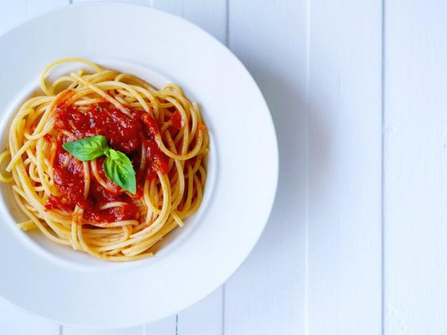 Soslu makarna tarifi! En kolay yemeklerden domates soslu makarna nasıl yapılır?