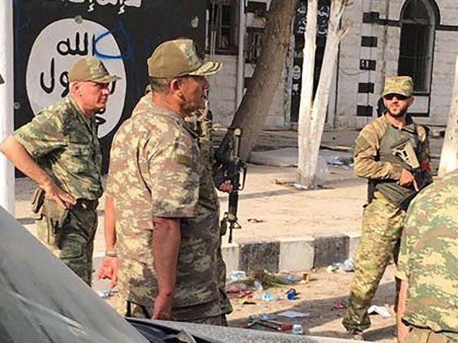 Korgeneral Temel Afrin'de birlikleri denetledi halkla sohbet etti