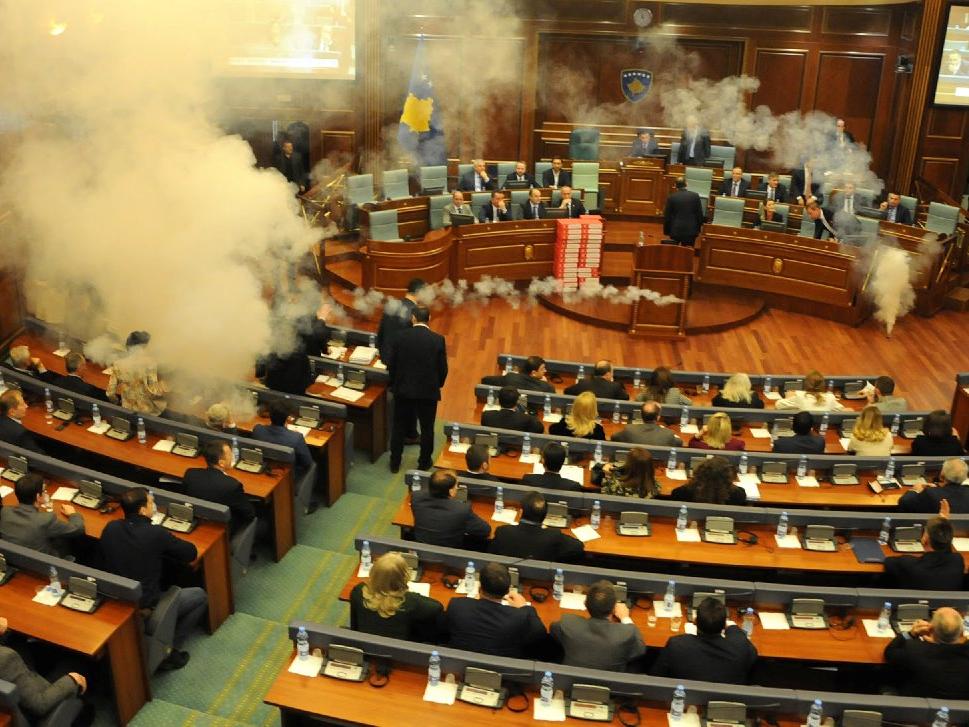 Kosova meclisi karıştı... Oylamaya gaz bombası engeli