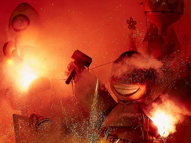 Las Fallas Festivali'nde 1 yıl boyunca yapılan kuklalar yakılıyor