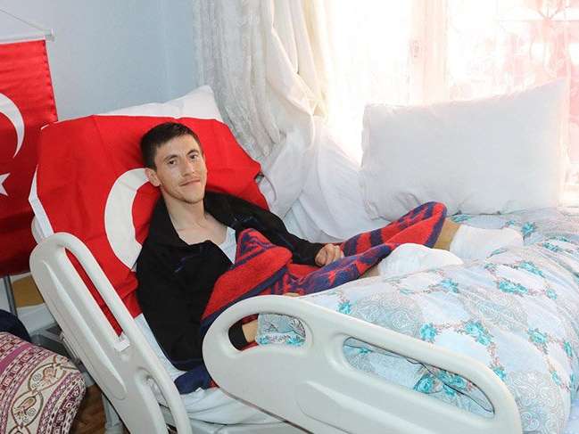 Afrin'de iki bacağını kaybeden uzman çavuş memleketi Akhisar'da