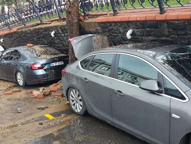 Eyüp'te park duvarı çöktü 5 araç zarar gördü