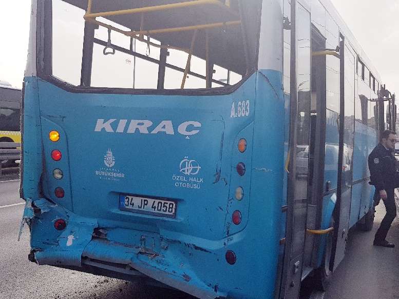 İstanbul'da TIR halk otobüsüne çarptı