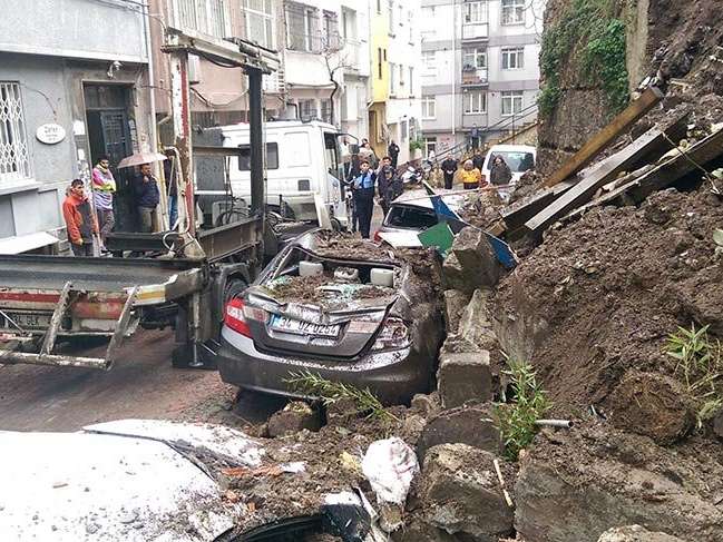 Cihangir'de istinat duvarı çöktü 3 araç göçük altında kaldı