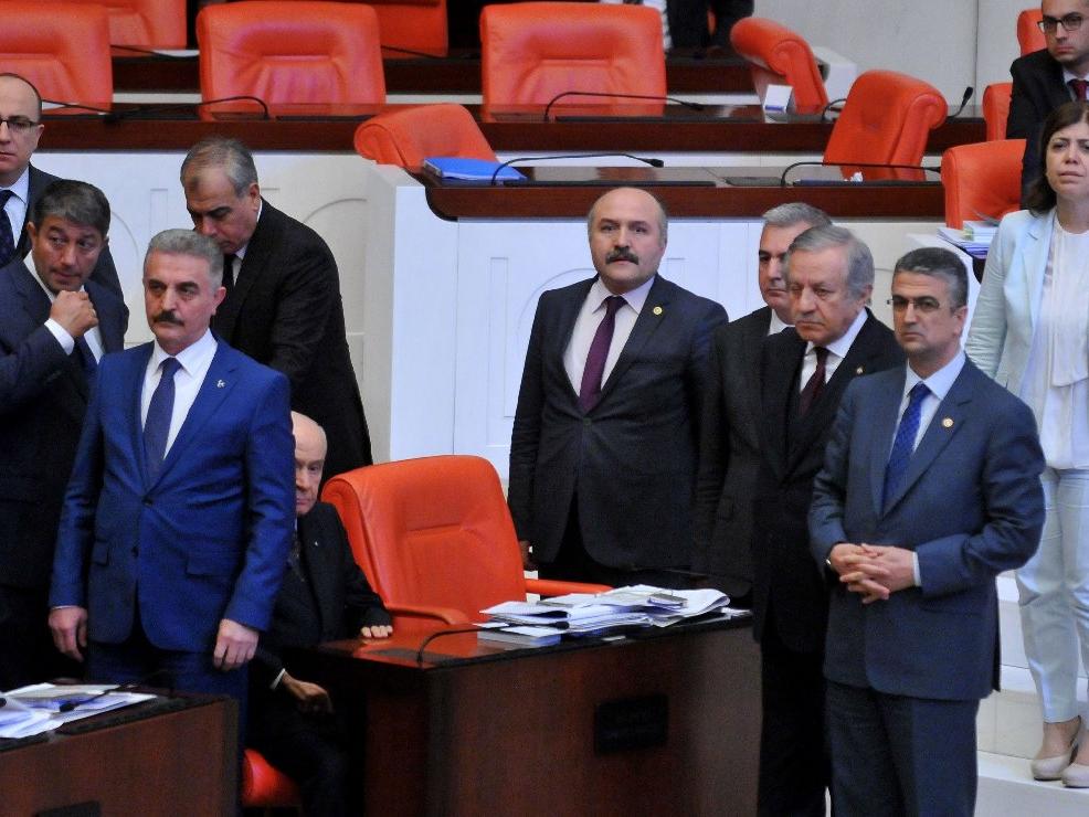 AKP-MHP ittifakı kabul edildi, Meclis'te tokatlı yumruklu kavga