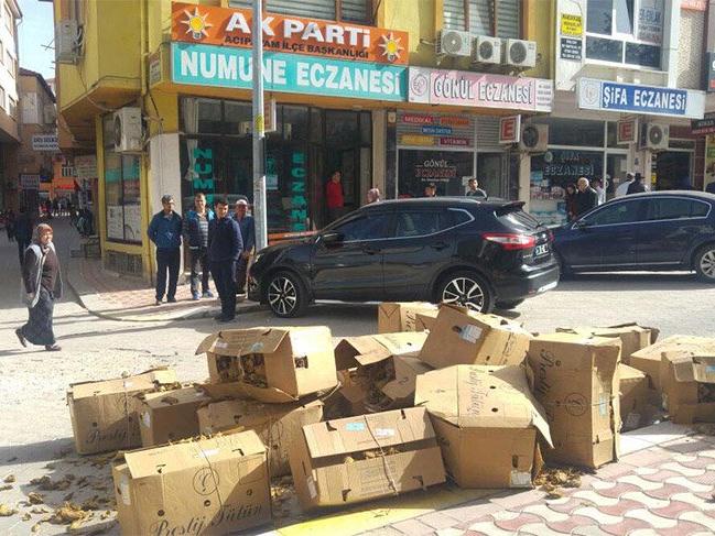 Para etmediğini ileri sürdüğü tütünü AKP binasının önüne dökerek protesto etti