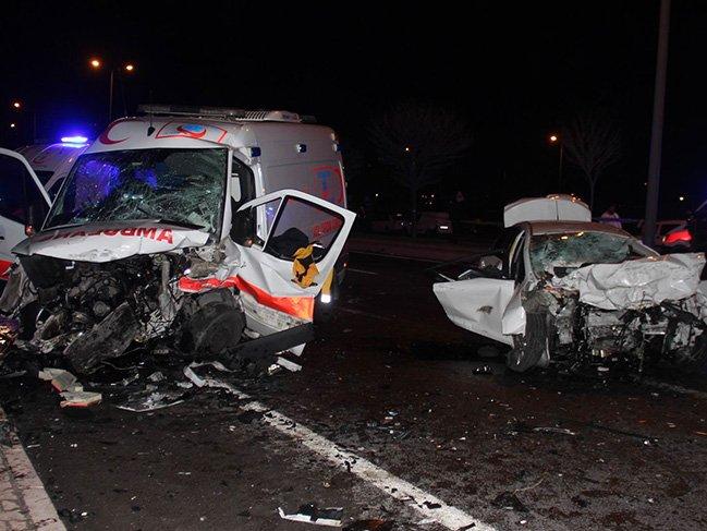 Kayseri'de ambulans ile otomobil çarpıştı: Altı kişi öldü