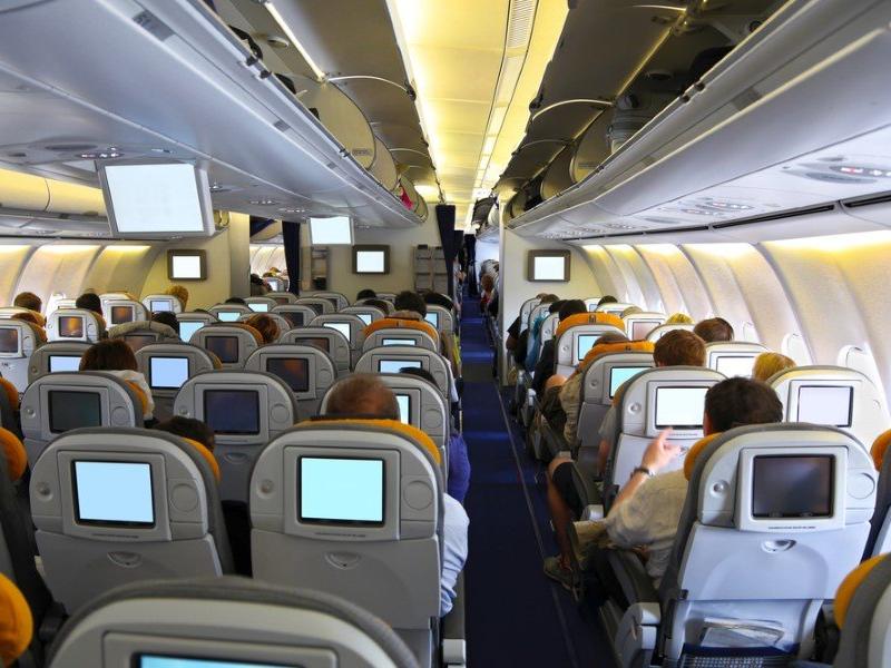 Uçakta cam kenarında oturmak grip riskini azaltıyor!