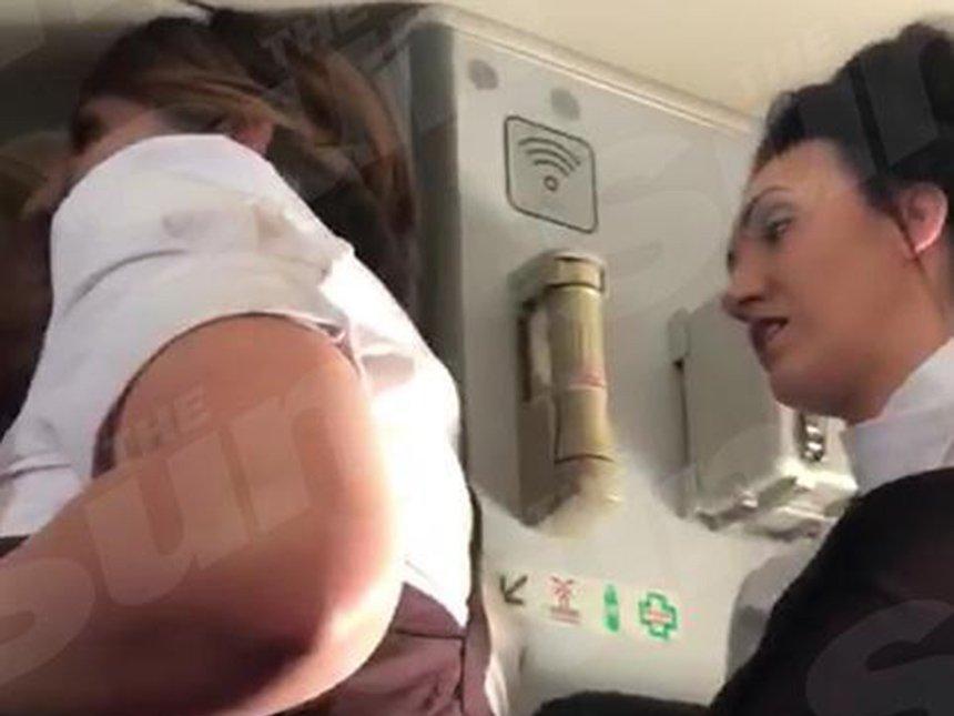 Uçak tuvaletinde seks yaparken yakalandılar
