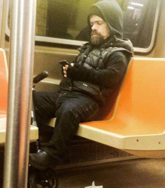 Game of Thrones'un yıldızı Peter Dinklage, scooterıyla metroda.
