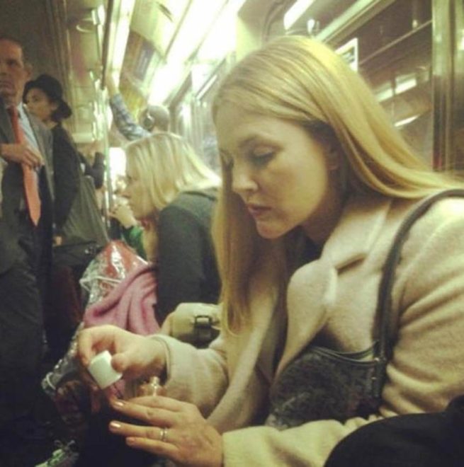 Drew Barrymore, metrodaki vaktini oje sürerek değerlendirirken.
