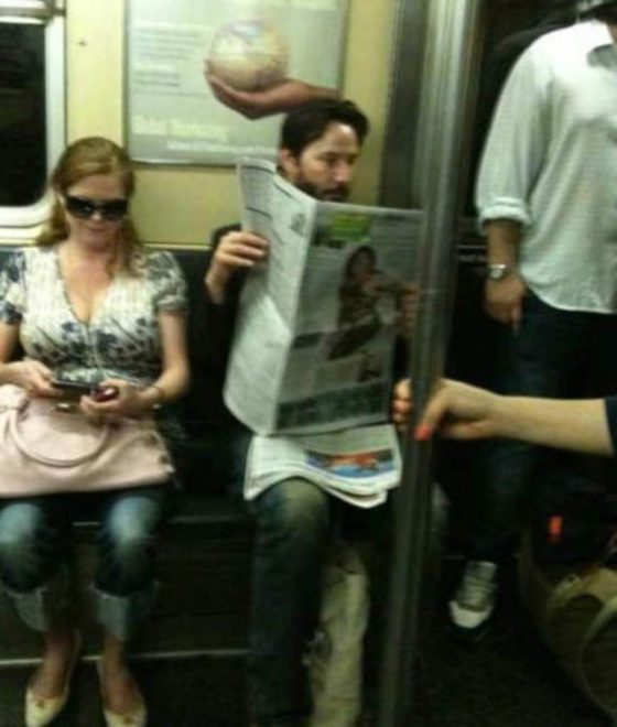 Keanu Reeves yolculuğunu gazete okuyarak geçiriyor.