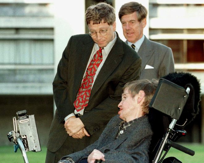 Microsoft'un kurucusu Bill Gates, Hawking'i Cambridge Üniversitesi'nde ziyaret ederken.