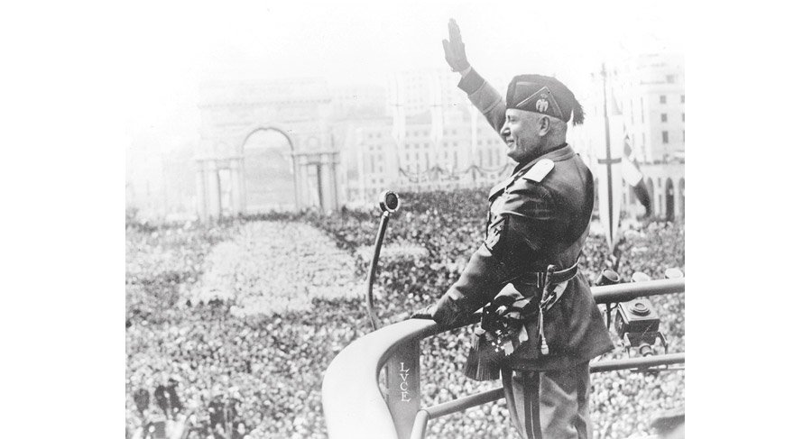 Benito Mussolini halka sesleniyor.